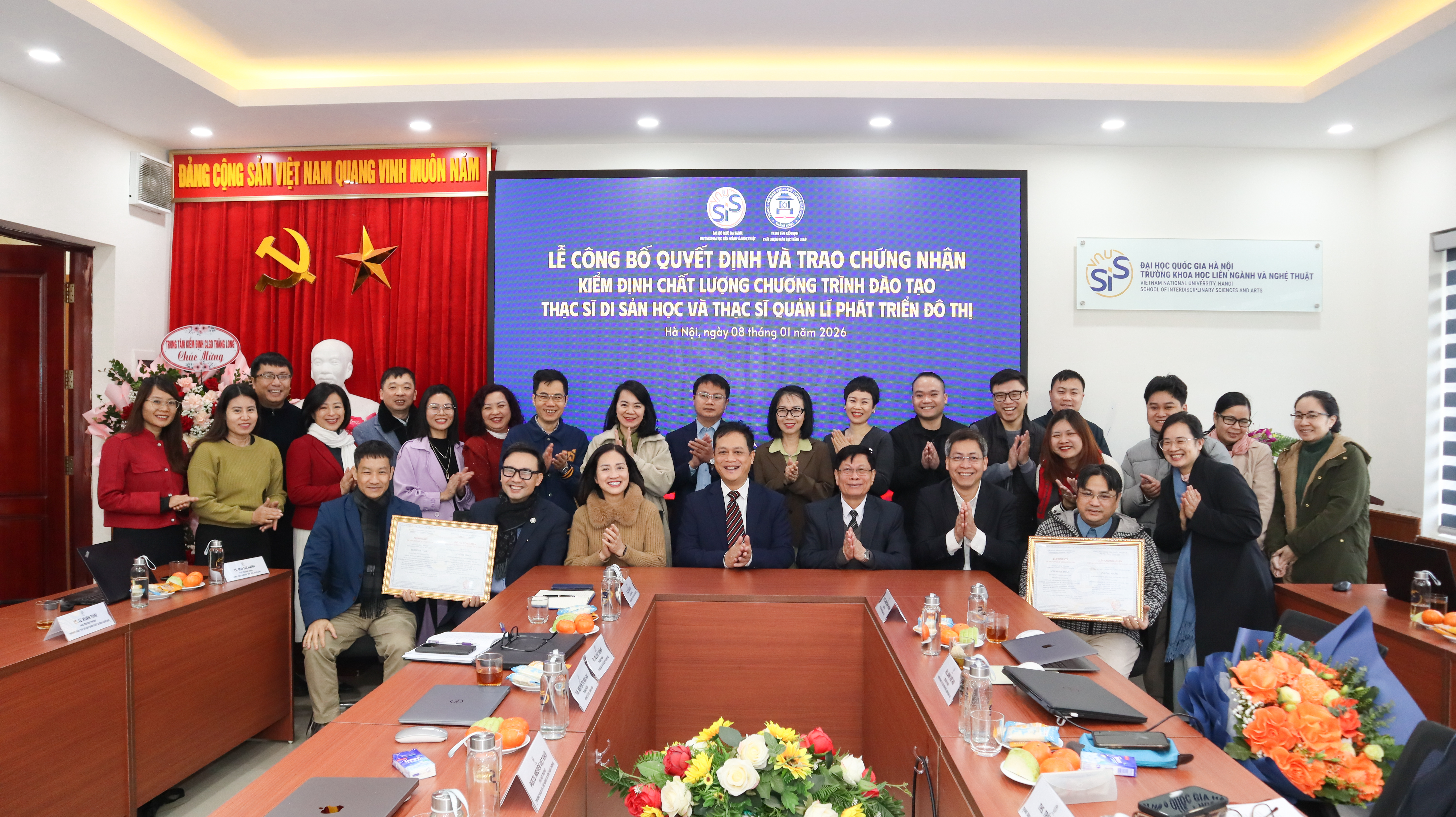 Dấu ấn chất lượng Trường Khoa học liên ngành và Nghệ thuật  Đón nhận Giấy chứng nhận kiểm định chất lượng cho  hai chương trình đào tạo Thạc sĩ